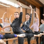 ウクライナから神戸市に避難し、大阪での公演に向けて練習を重ねるバレエダンサーのオレナ・ドブリャンスカさん（左）＝神戸市中央区、神戸文化ホール（撮影・秋山亮太）