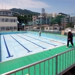 運動場に設営された仮設プール＝神戸市灘区箕岡通１、美野丘小学校