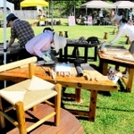 イベント会場で椅子づくりに精を出す参加者＝丹波篠山市小田中