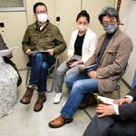 在留外国人から寄せられた相談への対応を話し合う「神戸移民連絡会」のメンバー＝神戸市中央区海岸通４