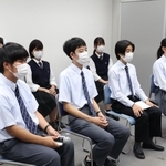 気候変動問題やＳＤＧｓについて意見を語る高校生ら＝１８日午後、神戸市中央区、神戸新聞社（撮影・小林良多）