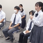 気候変動問題やＳＤＧｓについて意見を語る高校生ら＝１８日午後、神戸市中央区、神戸新聞社（撮影・小林良多）