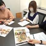 神戸特集について意見を交わす白川恵理子さん（左）らスタッフ＝大阪市北区、クリエテ関西（撮影・小林良多）
