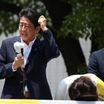 ６年前の参院選で公明党候補の応援に駆け付けた安倍晋三首相（当時）＝２０１６年６月、神戸市中央区