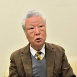 機動隊員だった息子はなぜ自殺したのか。裁判資料を前に思いを語る木戸一仁さん＝神戸市内