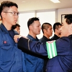 ２０１５年に自殺した兵庫県警機動隊巡査の木戸大地さん（手前左）＝遺族提供