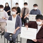 参院選を前に政治に対する印象や望むことを述べる学生たち＝神戸市中央区、神戸新聞社（撮影・小林良多）