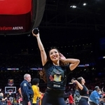 ＮＢＡアトランタ・ホークスの試合会場でパフォーマンスする大西真菜美さん＝４月、米アトランタ　（Ｃ）Ｓｃｏｔｔ　Ｃｕｎｎｉｎｇｈａｍ