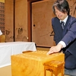加古川市のふるさと納税で１００万円以上寄付した人と対局体験をすることになった、将棋棋士の久保利明九段＝加古川市加古川町北在家、鶴林寺