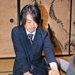 加古川市のふるさと納税で１００万円以上寄付した人と対局体験をすることになった、将棋棋士の久保利明九段＝加古川市加古川町北在家、鶴林寺