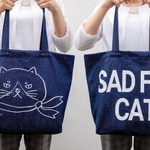 マルのイラストをあしらった「デニムトートバッグ」。裏面には「ＳＡＤ　ＦＡＤ　ＣＡＴ」のフレーズを表現した