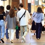 神戸・三宮の街を歩く若者たち＝神戸市中央区（撮影・鈴木雅之）