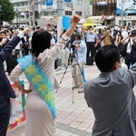 拳を突き上げ、支援者らと気勢を上げる候補者＝２２日午前、神戸市中央区（撮影・長嶺麻子、画像の一部を加工しています）