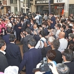 第一声を発し、集まった支援者から拍手を受ける候補者＝２２日午前、神戸市中央区（撮影・長嶺麻子、画像の一部を加工しています）