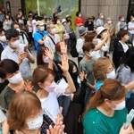 街頭で候補者の演説に手を振って応える有権者＝２２日午前、神戸市中央区（撮影・鈴木雅之、画像の一部を加工しています）