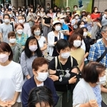 街頭で候補者の演説に聞き入る有権者＝２２日午前、神戸市中央区（撮影・鈴木雅之、画像の一部を加工しています）