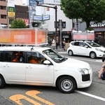 １３人が立候補した参院選兵庫選挙区。街頭で選挙カーが鉢合わせる場面も＝２２日午前、神戸市内（撮影・坂井萌香、画像の一部を加工しています）