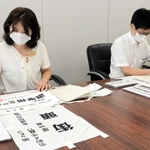 選挙「七つ道具」の点検をする県選管職員＝県庁
