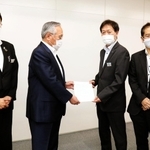 三原修二会長（左から２人目）に要請書を手渡す稲次一彦教育次長ら＝神戸市中央区京町