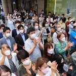立候補者の街頭演説に耳を傾ける有権者ら＝２２日午前、神戸市内（撮影・鈴木雅之、画像の一部を加工しています）