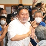 支援者らと勝利を喜ぶ佐伯謙作氏＝播磨町西野添３（撮影・笠原次郎）