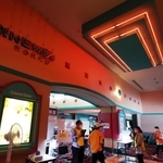映画館のロビーだったワクチン接種会場。赤いネオンサインが往事の雰囲気を伝える＝神戸市東灘区向洋町中２