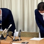 市民の個人情報が記録されたＵＳＢメモリーの紛失について謝罪する尼崎市の土元英樹総務局長（左）ら＝尼崎市役所