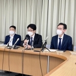 尼崎市の全市民約４６万人の住民基本台帳情報などが含まれたＵＳＢが紛失した問題で、経緯について質問に答える受託業者「ＢＩＰＲＯＧＹ関西支社」社員（右側の３人）ら＝尼崎市東七松町１、尼崎市役所