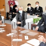 斎藤元彦知事（右）と面会し、必要な支援について伝える土師守さん（中央）ら＝５月、兵庫県庁