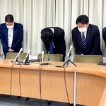 謝罪する「ＢＩＰＲＯＧＹ関西支社」の担当者ら＝２３日午前、尼崎市役所