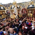 神輿や屋台をぶつけ合う「灘のけんか祭り」＝２０１９年１０月１５日、姫路市白浜町