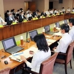 赤字ローカル線の維持・利用促進を検討する協議会の初会合に、沿線自治体の関係者らが集まった＝２４日午前、兵庫県庁
