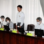 初会合であいさつする兵庫県の斎藤元彦知事＝２４日午前、県庁