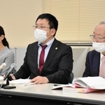 神戸市東灘区の市立六甲アイランド高校で２０１７年１２月、当時１年の男子生徒が長時間の別室指導を受けた後に校舎から飛び降り、身体に障害が残る重傷を負った問題で、この元生徒の男性（２０）が２４日、神戸市に約６千万円の賠償を求めて神戸地裁に提訴した。