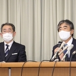 個人情報の入ったＵＳＢの紛失について説明する「ビプロジー」の幹部ら＝２４日午後３時４０分、尼崎市役所