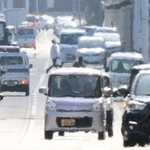 強い日差しが照りつけ、めらめらと揺れる地面＝24日午後、豊岡市内