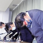 個人情報が入ったＵＳＢの紛失について陳謝する「ビプロジー」の幹部ら＝２４日午後、尼崎市役所