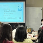 ミャンマー人留学生向けに開かれた介護職員の説明会＝神戸市長田区
