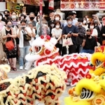 南京町のイベントで披露された獅子舞。大勢の見物客を集めた＝６月５日、神戸市中央区元町通１