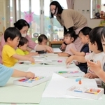 お絵描きを楽しむ１歳児たち。周辺で人口が増え、丹波篠山市立味間認定こども園は大勢の乳幼児で活気づく＝丹波篠山市西吹