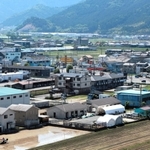 人口が増えている丹波市の市街地。国道沿いを中心に田んぼが宅地に変わり、新しい集合住宅や戸建てが並ぶ＝丹波市内
