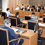 それぞれタブレットを開き、議事に臨む議員たち＝朝来市役所