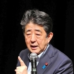 自民候補への支持を訴える安倍晋三元首相＝２６日午後、明石市中崎１、明石市民会館（撮影・大森　武）