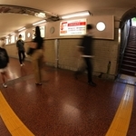 神戸市の中心部、三宮の地下。地下街へ駅へ、普段は市民が行き交う通路だがもしもの時、命を守る空間になる＝神戸市中央区