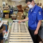 ブックマッチを製造する機械。１時間に約１万個が作られる＝姫路市東山、日東社