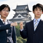 ７番勝負第１局を前に健闘を誓い合う藤井聡太王位（右）と豊島将之九段。後方は犬山城＝２７日午後、愛知県犬山市