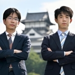７番勝負第１局を前に健闘を誓い合う藤井聡太王位（右）と豊島将之九段。後方は犬山城＝２７日午後、愛知県犬山市