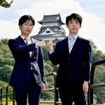 ７番勝負第１局を前に健闘を誓い合う藤井聡太王位（右）と豊島将之九段。後方は犬山城＝２７日午後、愛知県犬山市