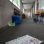 無人の廊下。給食時注意書きの紙が残されていた＝神戸市北区有野台２（撮影・鈴木雅之）