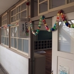 人口減少、少子化の影響で閉校した旧有野台小学校。１年生の教室には飾り付けされていて、そのままの状態で残っていた＝神戸市北区有野台２（撮影・鈴木雅之）